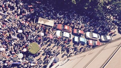 بالفيديو والصور.. تظاهر المئات من موظفي الضرائب ضد قانون الخدمة المدنية