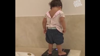 شاهد.. رد فعل طفلة لحظة وقوفها على ميزان قياس الوزن