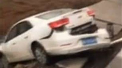 الأرض تبتلع ثلاث سيارات بالصين (فيديو وصور)