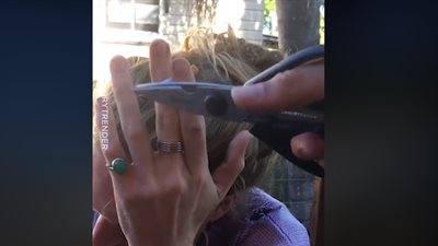 طريقة غريبة لإقناع شاب لصديقه بالإقلاع عن المخدرات (فيديو)