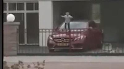 طفل يحول سيارة والده إلى ترامبولين (فيديو)