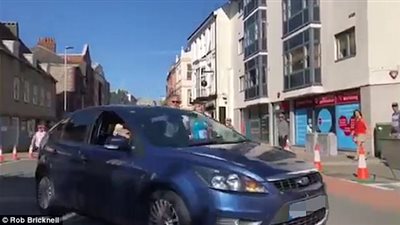 امرأة تقتحم ماراثون جري بسيارتها (فيديو وصور)