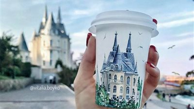 بالصور.. فتاة تحول أكواب قهوتها للوحات مذهلة