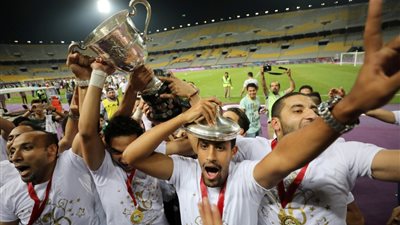 لاعبو الزمالك يلتقطون صورة تذكارية مع كأس مصر
