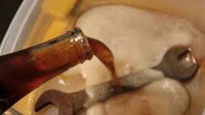 المياه الغازية تزيل الصدأ.. وبقع الدم والزيت