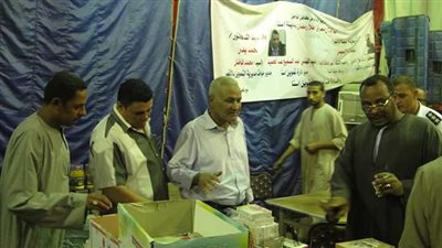 رئيس مجلس مدينة إسنا يتفقد معرض «أهلا رمضان»