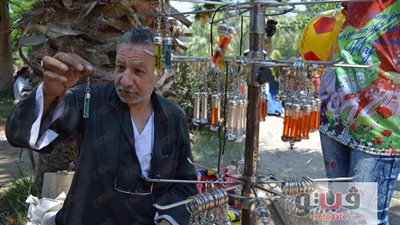 بالصور.. «عم إسماعيل» يسجل كلمات الحب على حبات المكرونة