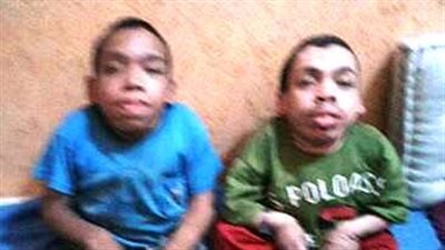 محافظ سوهاج يوفر كرسيين متحركين لشابين من ذوي الإعاقة