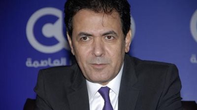 بالفيديو..خيري رمضان يتصل بأرقام الخطوط الساخنة للوزارات ولم يرد أحد