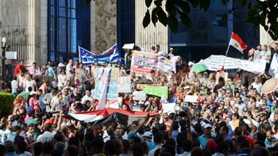 بالصور.. موظفو الضرائب يفضون تظاهراتهم أمام «الصحفيين»