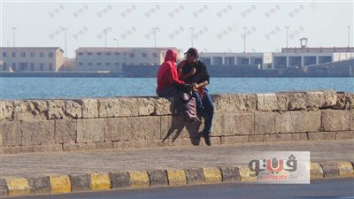 بالصور.. نصيب العشاق من العيد.. توافد الأحبة على كورنيش الإسكندرية والمنيا.. مناجاة المتوفى بالمشكلات والأحلام بزيارة القبور في الصعيد.. وكلمات الحب على المكرونة بالقناطر الخيرية