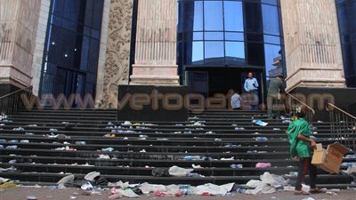 بالصور.. محيط «الصحفيين» يتحول لـ«مقلب قمامة» بعد وقفة موظفي الضرائب