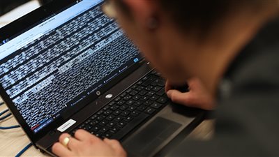 الهاكر الروسي يروع العالم.. موسكو مقرا لأخطر عمليات القرصنة.. تعطيل أجهزة نظام الطاقة يرعب واشنطن.. بوتين ينفي الاتهامات الموجهة لروسيا.. والأشباح يواصلون غزو الغرب