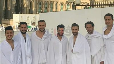 لاعبو الاتحاد يؤدون العمرة بعد الفوز على السالمية الكويتي (صور)