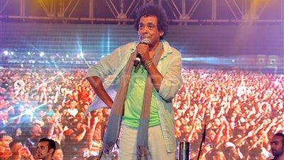 بالصور.. محمد منير يشعل حفل الساحل الشمالي