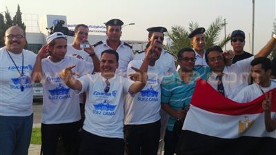 بالصور.. عاملو «مصر للطيران» يلتقطون الصور التذكارية مع قوات الأمن