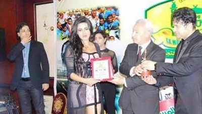 بالصور.. محافظ بورسعيد يتعرض لهجوم بسبب حفل تكريم