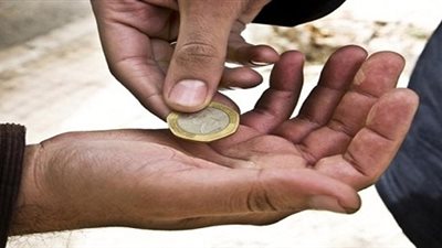 وظائف انتحلها متسولون للشحاتة.. عمال نظافة حيلة لاستعطاف المارة.. كشف منتحل صفة شرطي في المترو.. ومتسول يمثل دور موظفة فقدت عملها بمطروح.. والشحاذون يدخلون العالم الإلكتروني بمهنة «مدير جمعية خير