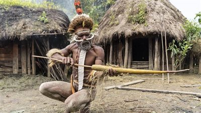 قبيلة أندونيسية تأكل لحوم البشر تجبر النساء علي قطع أصابعهم (صور)
