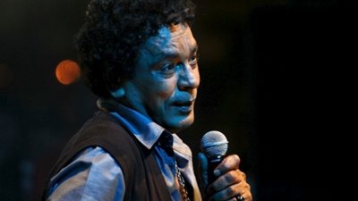 تأخر بدء حفل «الكينج» بالساحل الشمالي.. والجمهور: «اطلع.. احنا زهقنا»