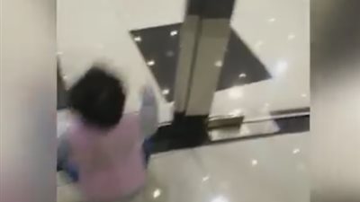 بالفيديو.. مواقف محرجة تسببت بها الأبواب الزجاجية لشدة نظافتها