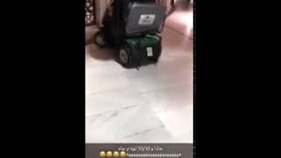 مزاح فتاتين داخل الحرم المكي يثير جدلا في السعودية (فيديو)