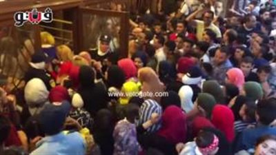 بالفيديو.. تدافع المواطنين على دخول السينما بوسط البلد