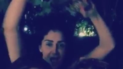 غادة عبد الرازق تثير الجدل بملابسها المكشوفة في «جزر المالديف»