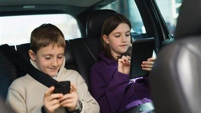 دراسة: الهواتف الذكية تجعل طفلك خجولا اجتماعيًا