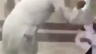 شاهد كيف تفاعل معتمر وطفلته مع أمطار المسجد النبوي (فيديو)