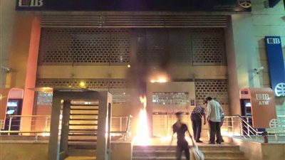 بالصور.. لحظة حريق بنك الـ«CIB» في الهرم