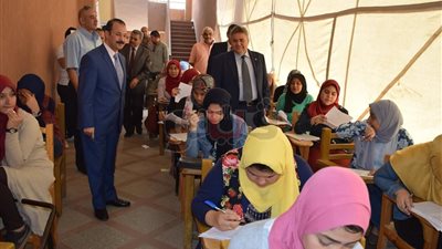 رئيس جامعة بنها يطالب بتهيئة المناخ لأداء الطلاب امتحاناتهم (صور)