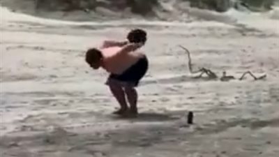 نهاية مروعة لرجل حاول تقليد فتاة على الشاطئ (فيديو)