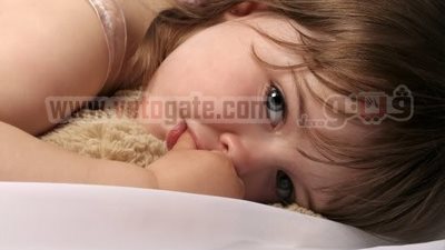 كيف تمنعين طفلك من وضع إصبعه فى فمه