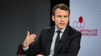 ماكرون يلتقي بوتين في أول زيارة رسمية إلى روسيا