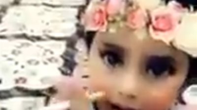 رجل يعلّم طفلا صغيرا التدخين يثير غضب السعوديين (فيديو)