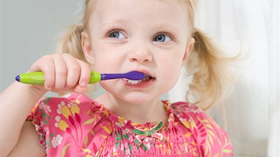 للأمهات.. طرق العناية بأسنان طفلك