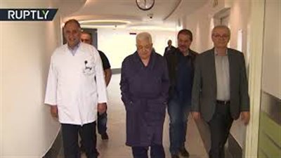 محمود عباس يتجول في المستشفى برام الله (فيديو)