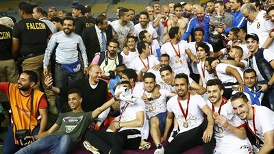 لاعبو الزمالك يتوافدون على النادي لالتقاط صور تذكارية مع الكأس