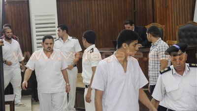 بالفيديو والصور.. بدء محاكمة متهمي أحداث شغب قسم شبرا الخيمة