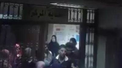 بالفيديو.. مشاجرة داخل العناية المركزة بمستشفى الفيوم العام