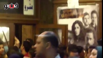 بالفيديو.. الأمن يحاول السيطرة على الجمهور بعد محاولة اقتحام سينما مترو