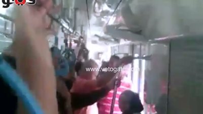 الركاب يفتحون أبواب المترو ويسيرون على القضبان بعد تعطل القطارات