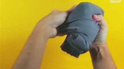 بالفيديو.. أسهل طريقة لطي الملابس بأصغر شكل ممكن