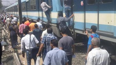 انتقال فريق من مهندسي صيانة المترو إلى موقع العطل بالخط الأول