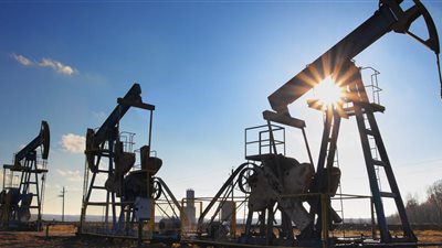 النفط يرتفع لليوم الرابع مع تغطية مراكز مدينة والتخمة تقلص المكاسب