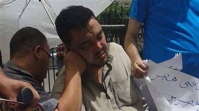 إغماء متظاهر من ذوي الاحتياجات الخاصة أمام البرلمان بسبب ضربة شمس