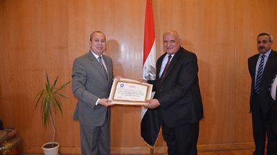 محافظ دمياط يكرم السكرتير العام الحالي والسابق