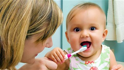 4 خطوات تجعل طفلك يعشق تنظيف أسنانه