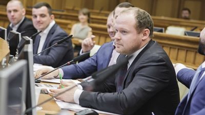 سياسي من حزب بوتين يصفع طفلا تحداه (فيديو وصور)